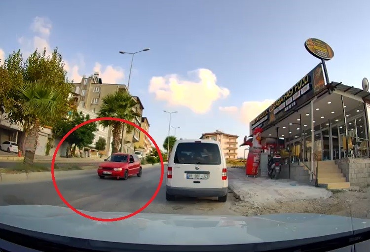 HATAY'IN DEFNE İLÇESİNDE BİR SÜRÜCÜNÜN TRAFİĞİN AKTIĞI YÖNDE ARACIYLA GERİ
