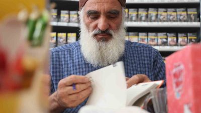 KONYA’DA 59 YAŞINDAKİ MEHMET SALTIK, İLKOKUL YILLARINDA ÖĞRETMENİ TARAFINDAN FARK