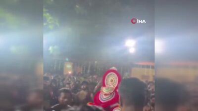 Hindistan’ın Kerala eyaletinde bir tapınakta festival sırasında havai fişeklerin bulunduğu