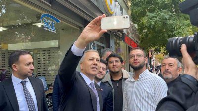 İÇİŞLERİ BAKANI ALİ YERLİKAYA İLE YOLDA RASTLADIĞI VE KENDİSİ İLE