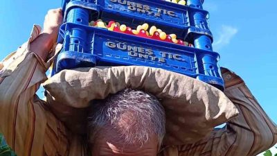 MANİSA'NIN SARIGÖL İLÇESİNDE ÜZÜM TAŞIMA KONUSUNDA ARKADAŞLARIYLA GİRDİĞİ İDDİALARLA HER