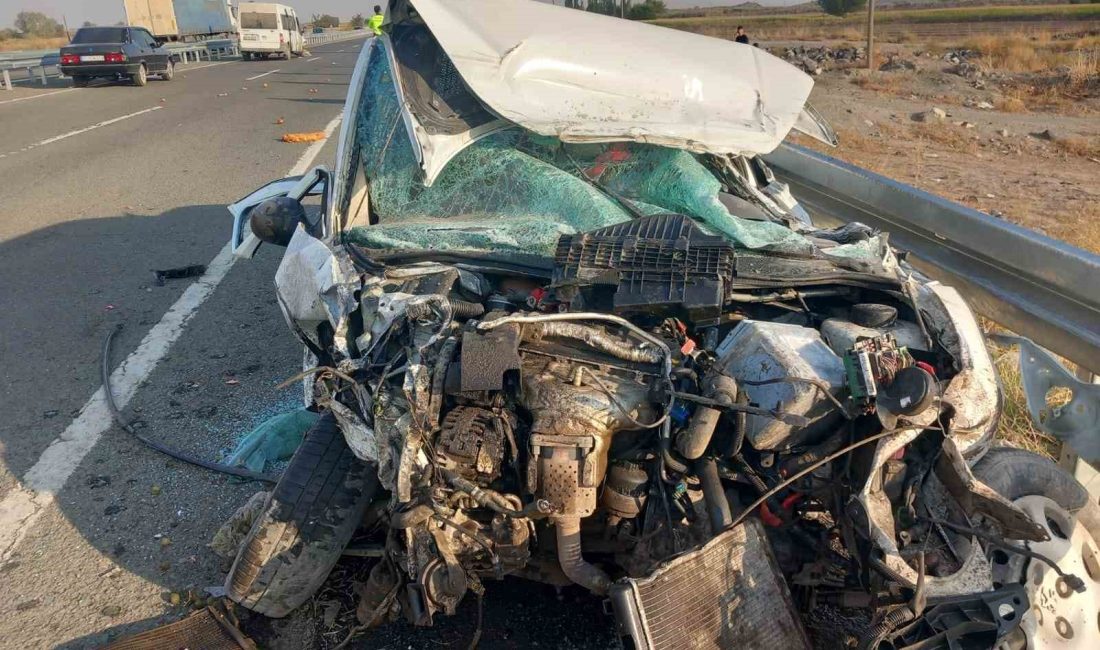 IĞDIR’DA MİNİBÜSLE OTOMOBİL ÇARPIŞTI: 3'Ü AĞIR 8 YARALI