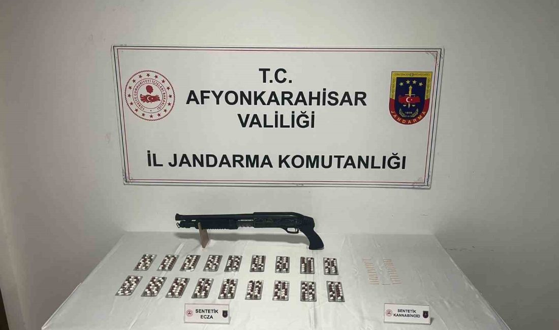 AFYONKARAHİSAR’DA ŞÜPHELİ İKİ KARDEŞ EVLERİNDE UYUŞTURUCU İLE YAKALANDI