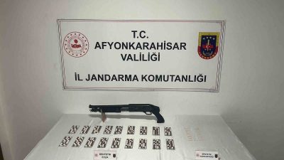 AFYONKARAHİSAR’DA ŞÜPHELİ İKİ KARDEŞ EVLERİNDE UYUŞTURUCU İLE YAKALANDI