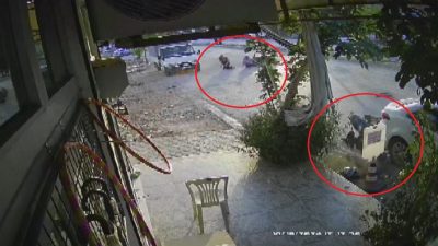HATAY’IN ANTAKYA İLÇESİNDE 2 MOTOSİKLETİN ÇARPIŞTIĞI KAZA ANI GÜVENLİK KAMERASINA
