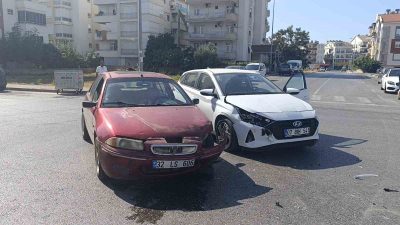 ANTALYA’NIN MANAVGAT İLÇESİNDE 2 OTOMOBİLİN ÇARPIŞMASI SONUCU 1 KİŞİ YARALANDI.