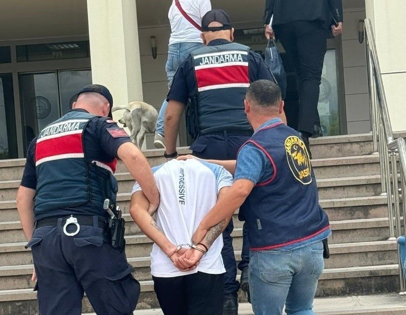 MUĞLA’NIN BODRUM İLÇESİNDE ÇEŞİTLİ SUÇLARDAN ARANAN 2 ŞAHIS, JANDARMA TARAFINDAN
