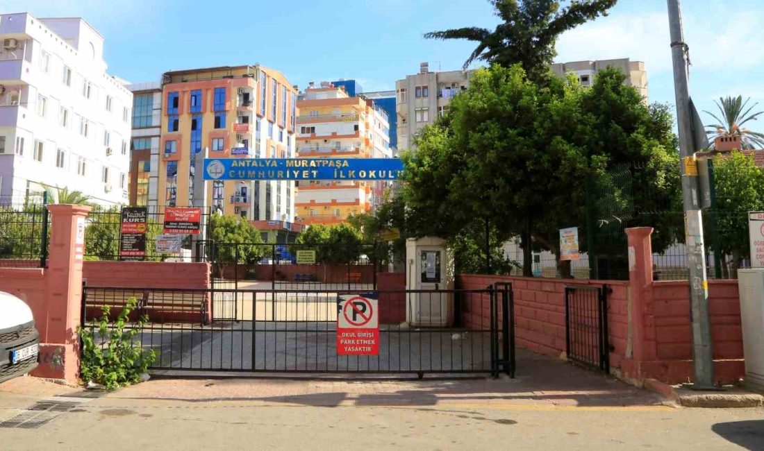 ANTALYA'DA ÇOCUKLAR BAHÇEDEYKEN OKUL DUVARINA YASLANAN VE MADDE BAĞIMLISI OLDUĞU
