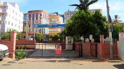 ANTALYA'DA ÇOCUKLAR BAHÇEDEYKEN OKUL DUVARINA YASLANAN VE MADDE BAĞIMLISI OLDUĞU