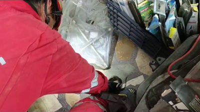 HATAY’DA İŞ YERİNE GİREN YILAN İTFAİYE EKİPLERİ TARAFINDAN YAKALANARAK DOĞAL