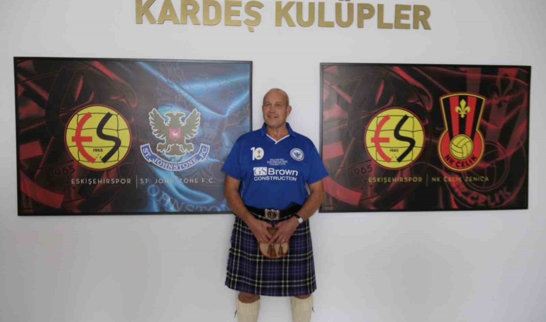 ESKİŞEHİRSPOR'UN KARDEŞ TAKIMI ST. JOHNSTONE TARAFTARI RİCKY MARSHALL (62), SİYAH