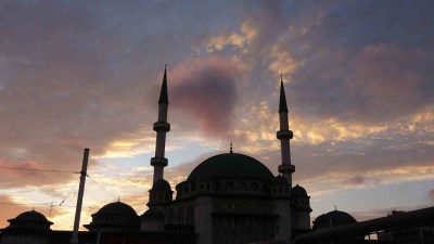 İSTANBUL’DA BULUTLARIN OLUŞTURDUĞU MANZARA, TAKSİM MEYDANI’NDAN GÖRSEL BİR ŞÖLEN OLUŞTURDU.