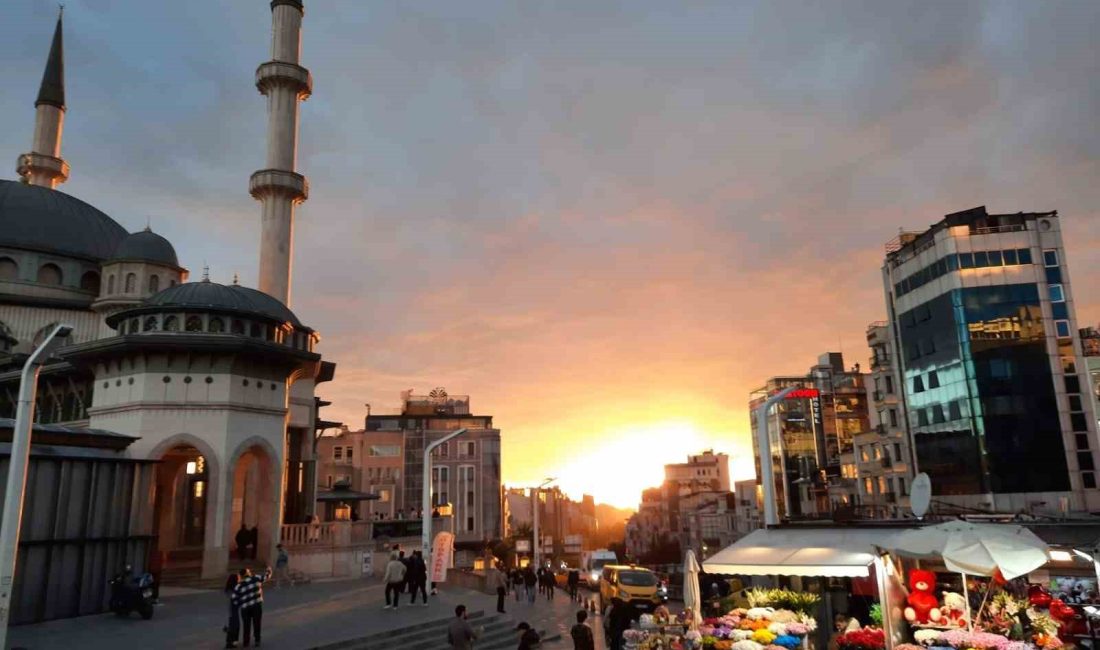 İSTANBUL’DA AKŞAM SAATLERİNDE KISA SÜRELİ YAĞMURUN ARDINDAN OLUŞAN GÖKKUŞAĞI HAYRAN