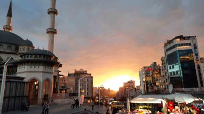 İSTANBUL’DA AKŞAM SAATLERİNDE KISA SÜRELİ YAĞMURUN ARDINDAN OLUŞAN GÖKKUŞAĞI HAYRAN