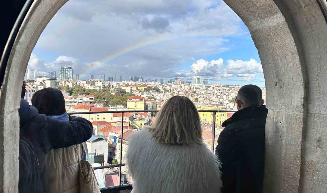 İSTANBUL’DA ÖĞLE SAATLERİNDE KISA SÜRELİ YAĞMURUN ARDINDAN OLUŞAN GÖKKUŞAĞI HAYRAN
