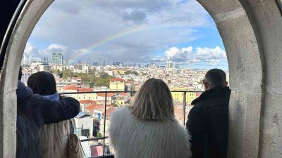 İSTANBUL’DA ÖĞLE SAATLERİNDE KISA SÜRELİ YAĞMURUN ARDINDAN OLUŞAN GÖKKUŞAĞI HAYRAN