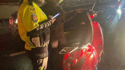 İSTANBUL’DA POLİS EKİPLERİ TARAFINDAN MOTOSİKLET SÜRÜCÜLERİNE YÖNELİK DENETİM GERÇEKLEŞTİRİLDİ. DENETİMDE,