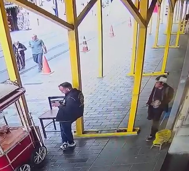 İSTİKLAL CADDESİ’NDE BİR ŞÜPHELİ, POLİS MEMURUNA BIÇAKLA SALDIRDI