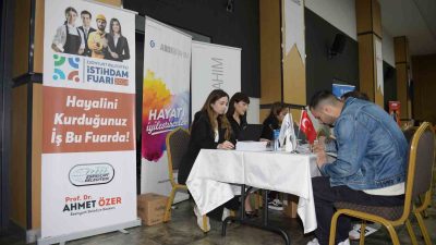 ESENYURT BELEDİYESİ, İŞVEREN İLE İŞÇİYİ ESENYURT İSTİHDAM FUARI’NDA BULUŞTURDU. 80