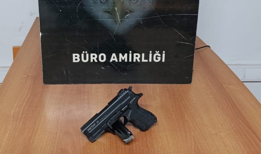 MALATYA'DA İŞYERİNDE SİLAHLA OYNAYAN BİR KİŞİ KAZARA KENDİNİ YARALADI.