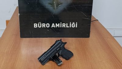 MALATYA'DA İŞYERİNDE SİLAHLA OYNAYAN BİR KİŞİ KAZARA KENDİNİ YARALADI.