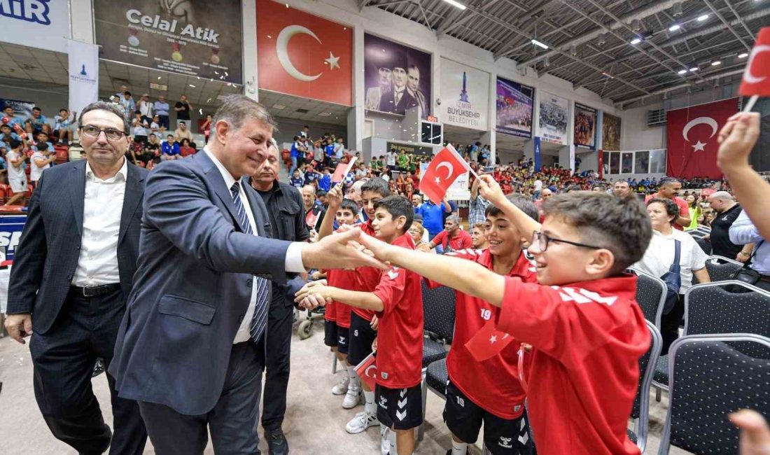 İZMİR BÜYÜKŞEHİR BELEDİYE BAŞKANI DR. CEMİL TUGAY ÇOCUKLAR TARAFINDAN SEVGİ