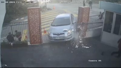 İZMİR'İN NARLIDERE İLÇESİNDE EL FRENİ ÇEKİLMEYEN OTOMOBİL, BİR OKULUN BAHÇE