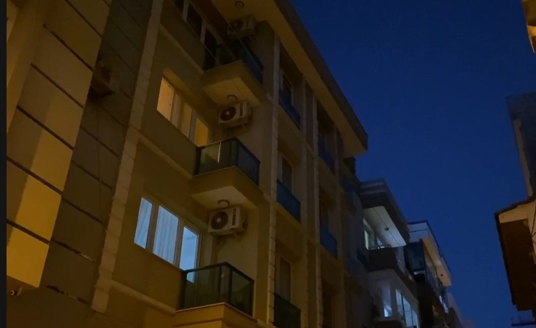 İZMİR'İN BUCA İLÇESİNDE EVİNDE YALNIZ YAŞAYAN KADIN BIÇAKLANMIŞ HALDE ÖLÜ