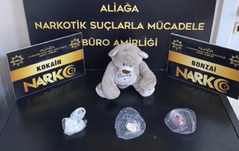 İZMİR'İN ALİAĞA İLÇESİNDE GERÇEKLEŞTİRİLEN BİR OPERASYONDA, OYUNCAK AYICIK İÇERİSİNE GİZLENMİŞ