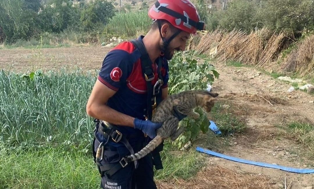 İZMİR'İN TİRE İLÇESİNDE BİR SU KUYUSUNA DÜŞEREK MAHSUR KALAN KEDİ,