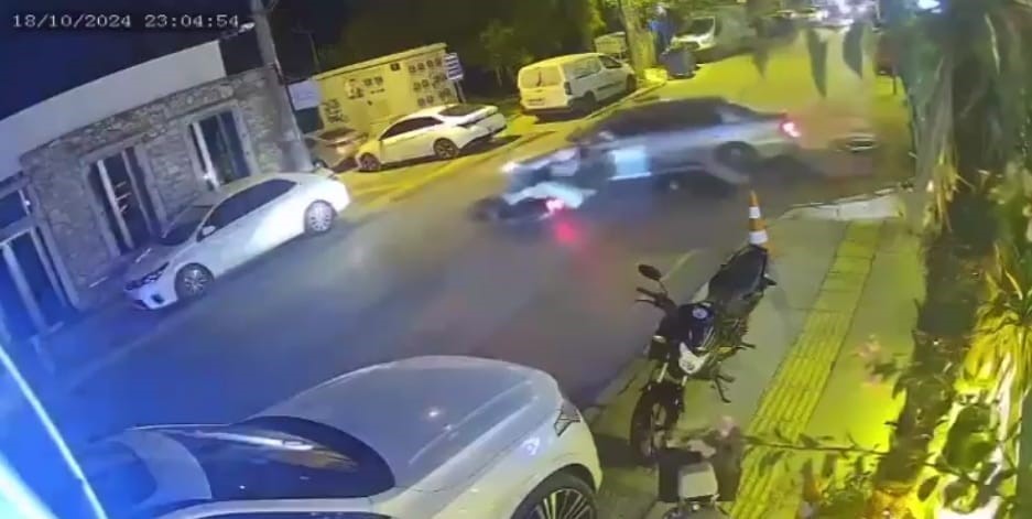 İZMİR’DE MOTOSİKLET OTOMOBİLE OK SAPLADI: 1 ÖLÜ, 1 YARALI