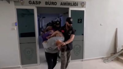 İZMİR'DE KENDİLERİNE POLİS SÜS VEREREK VATANDAŞLARDAN ZORLA PARA ALAN VE