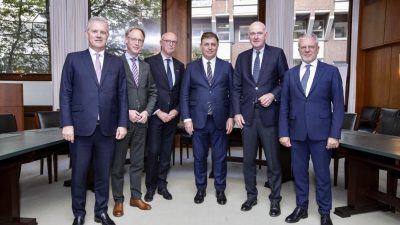 İZMİR BÜYÜKŞEHİR BELEDİYE BAŞKANI DR. CEMİL TUGAY'IN BREMEN ZİYARETİNE EŞLİK