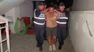 BİNADAN JANDARMA EKİPLERİ TARAFINDAN BAŞI ÖNE EĞİLEREK ÇIKARILIRKEN ‘BIRAKIN BEN