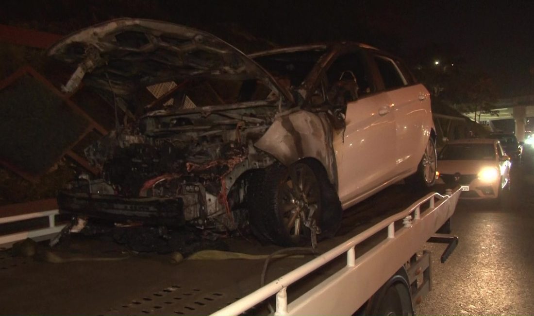 KADIKÖY'DE SEYİR HALİNDEKİ OTOMOBİL ALEV ALEV YANDI