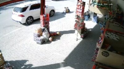 BURSA’NIN İNEGÖL İLÇESİNDE CİP, MARKETİN ÖNÜNDE OTURAN ÇOCUĞUN AYAĞINI EZDİ.