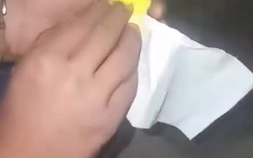 ELAZIĞ'DA BİR GRUP GENÇ, YOLDA BULDUKLARI KALBİ ATMAYAN MUHABBET KUŞUNA