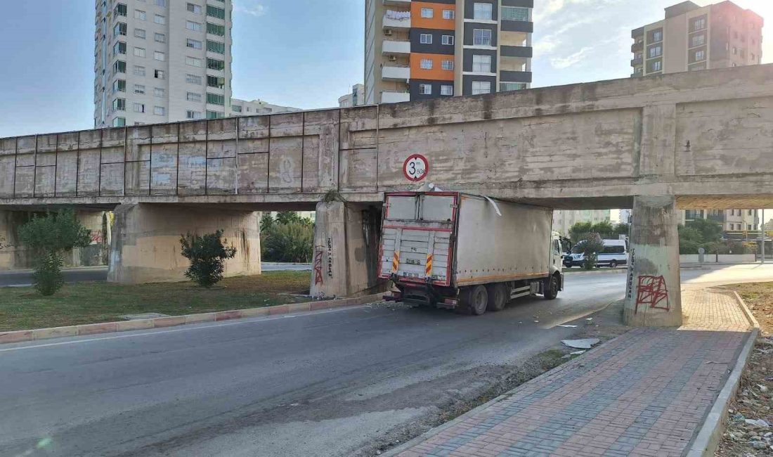 TARSUS’TA KAMYON KÖPRÜ ALTINDA SIKIŞTI