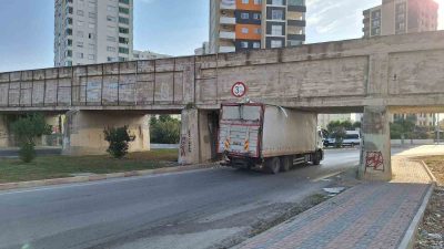TARSUS’TA KAMYON KÖPRÜ ALTINDA SIKIŞTI