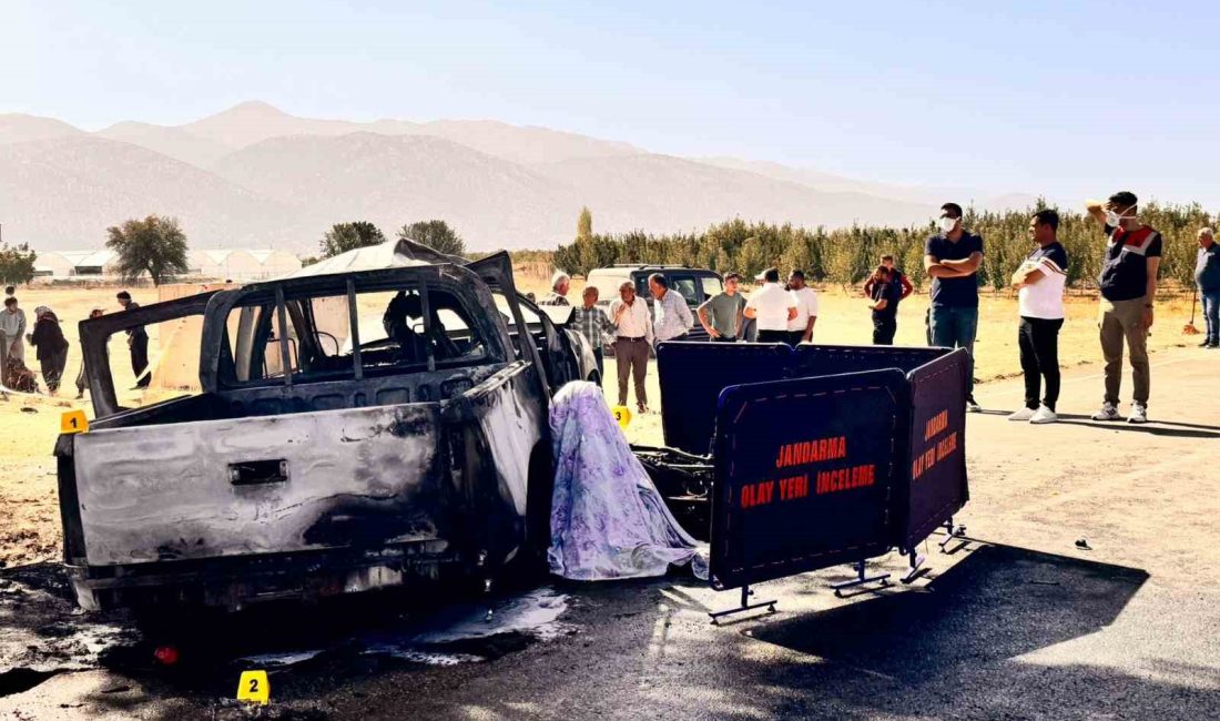 ANTALYA’DA KAMYONET İLE MOTOSİKLETİN ÇARPIŞMASI SONUCU İKİ ARAÇ DA ALEV