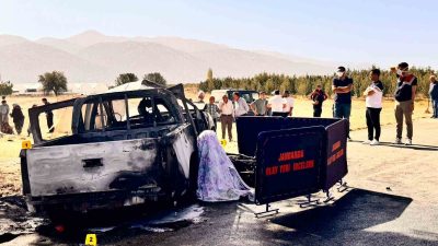 ANTALYA’DA KAMYONET İLE MOTOSİKLETİN ÇARPIŞMASI SONUCU İKİ ARAÇ DA ALEV