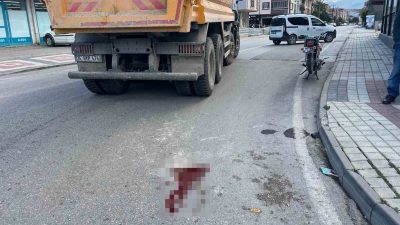 BURSA'NIN İNEGÖL İLÇESİNDE MEYDANA GELEN KAZADA KAMYONLA ÇARPIŞAN MOTOSİKLETİN SÜRÜCÜSÜ