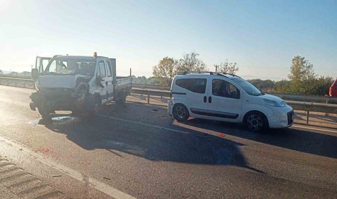 BURSA’NIN KARACABEY İLÇESİNDE 3 ARACIN KARIŞTIĞI ZİNCİRLEME TRAFİK KAZASI MEYDANA
