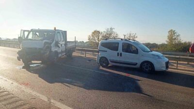 BURSA’NIN KARACABEY İLÇESİNDE 3 ARACIN KARIŞTIĞI ZİNCİRLEME TRAFİK KAZASI MEYDANA