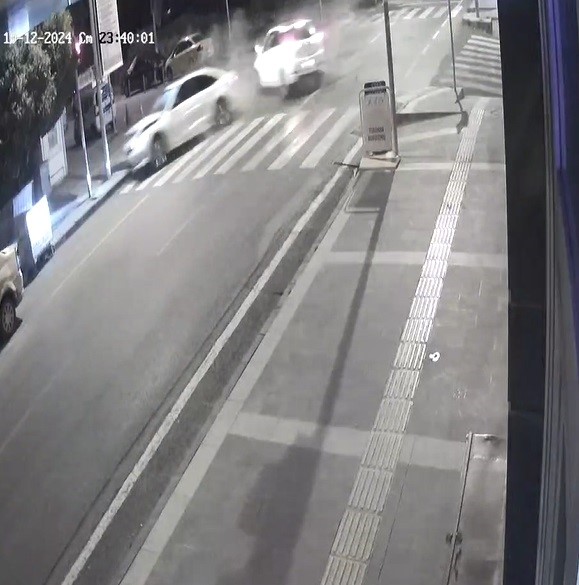 KARS’TA 2 ARACIN KARIŞTIĞI, 1 KİŞİNİN HAYATINI KAYBETTİĞİ, 1’İ AĞIR