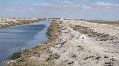 KONYA'DA SULAMA KANALINDA BİR ERKEK CESEDİ BULUNDU.