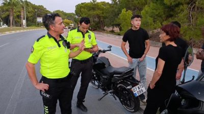 MANAVGAT’TA VİRAJA HIZLI GİREN MOTOSİKLET, SÜRÜCÜSÜNÜN DİREKSİYON HAKİMİYETİNİ KAYBETMESİ SONUCU