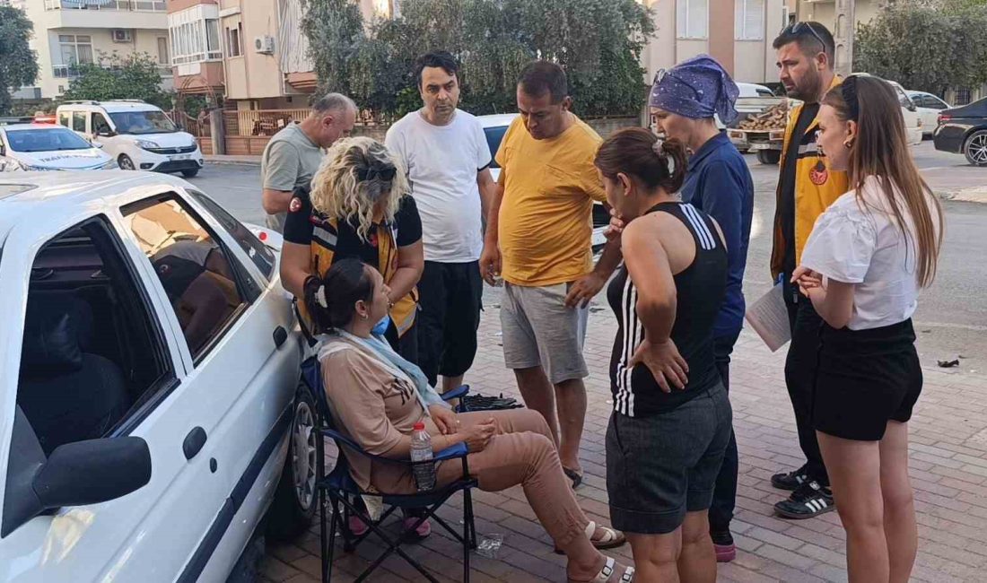 KAZA YAPAN SÜRÜCÜ OTOMOBİLİYLE YOL KENARINDAKİ BİNAYA ÇARPTI. YARALANAN KADIN