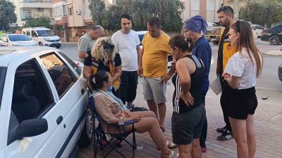 KAZA YAPAN SÜRÜCÜ OTOMOBİLİYLE YOL KENARINDAKİ BİNAYA ÇARPTI. YARALANAN KADIN