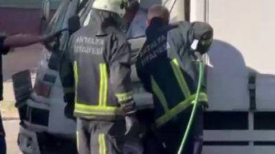 ANTALYA’DA ÖNÜNDE GİDEN KAMYONETE ÇARPAN VE ARAÇ İÇERİSİNDE SIKIŞAN SÜRÜCÜYÜ